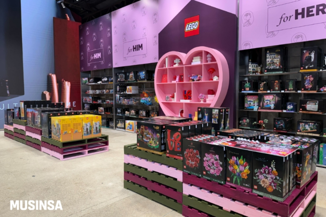 무신사, 레고와 발렌타인데이 공략... 성수서 '장미 만들기' 팝업 - 뉴스 썸네일 이미지